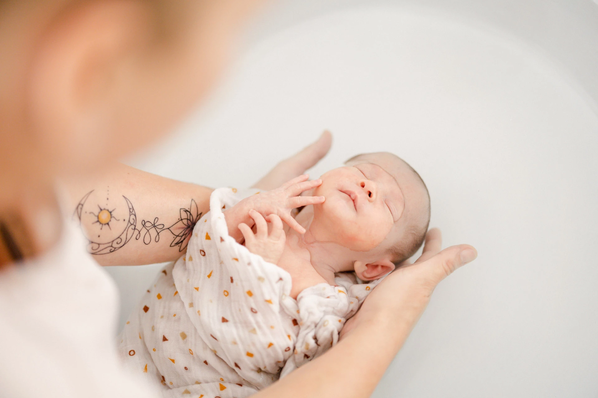 enfant naissance gris marron rose